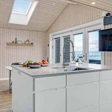 Beautiful In With 2 Bedrooms And Wifi *