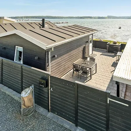 Beautiful In With 2 Bedrooms And Wifi Holiday home *