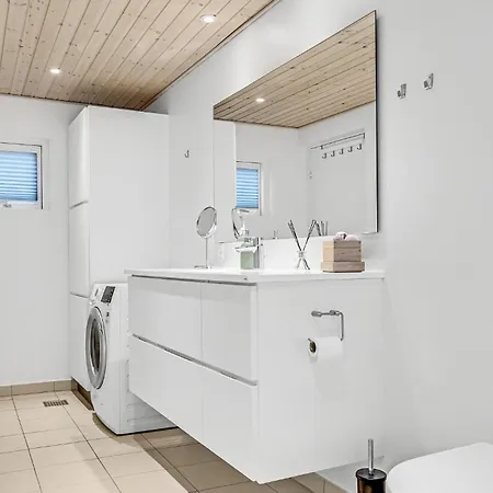 Beautiful In With 2 Bedrooms And Wifi *